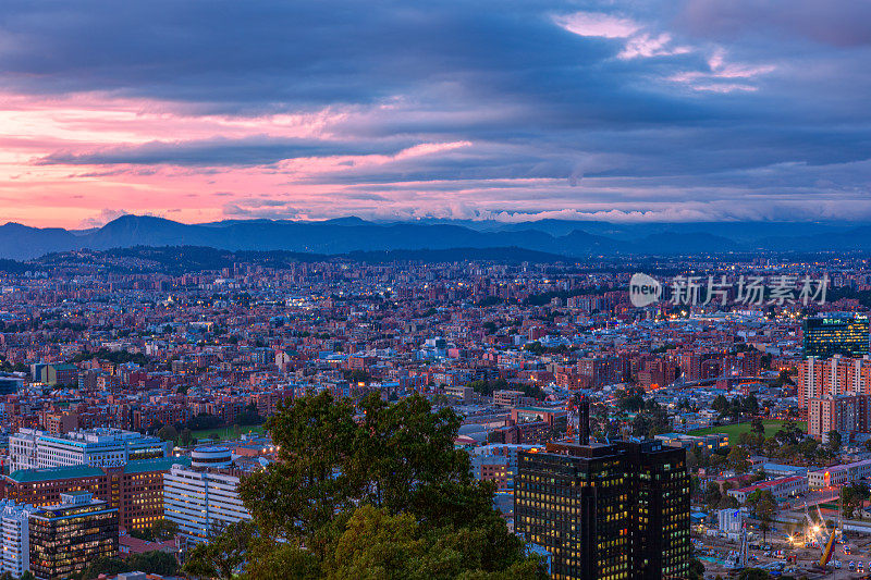 波哥大，哥伦比亚-高角度全景Barrio De Usaquén在首都城市，从La Calera的高度在安第斯山脉的日落。